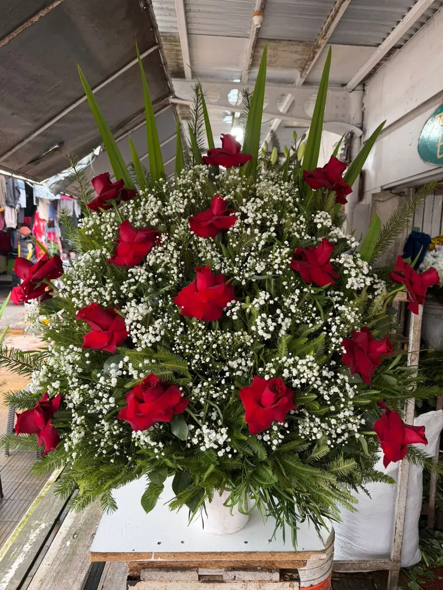 Arreglo de regalo con rosas rojas, flores blancas y base floral