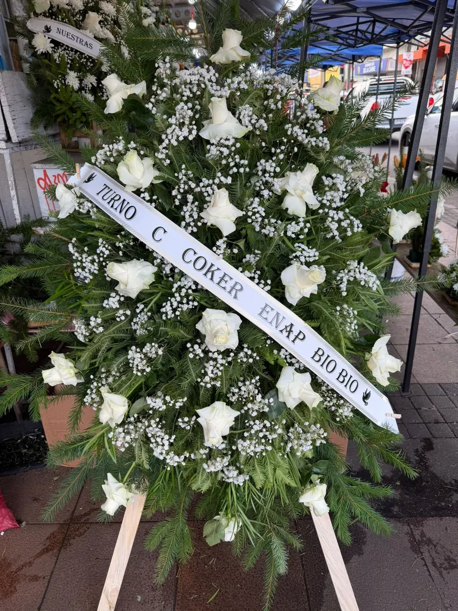 Atril floral Bronce de flores blancas con cinta personalizada