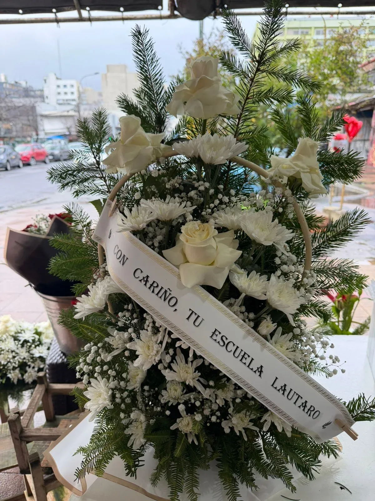 Canastillo de condolencias con flores blancas y cinta personalizada