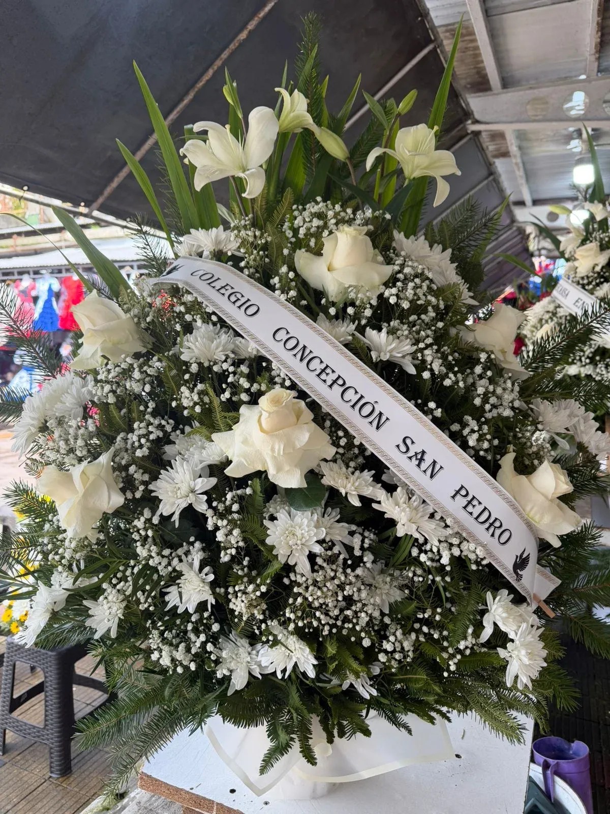 Canastillo floral premium de gran volumen con flores blancas