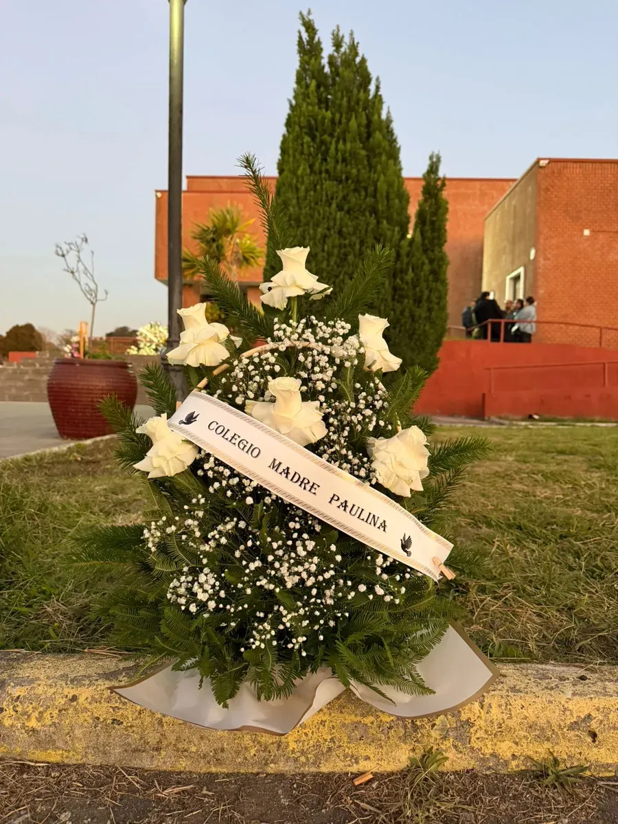 Canastillo Silver de flores blancas con cinta personalizada