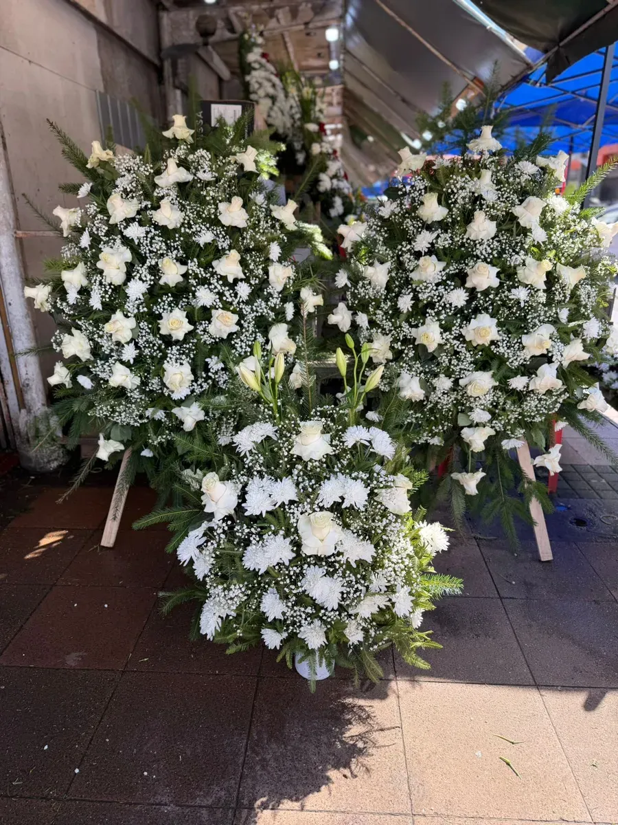 Conjunto floral Gold de gran tamaño con flores blancas