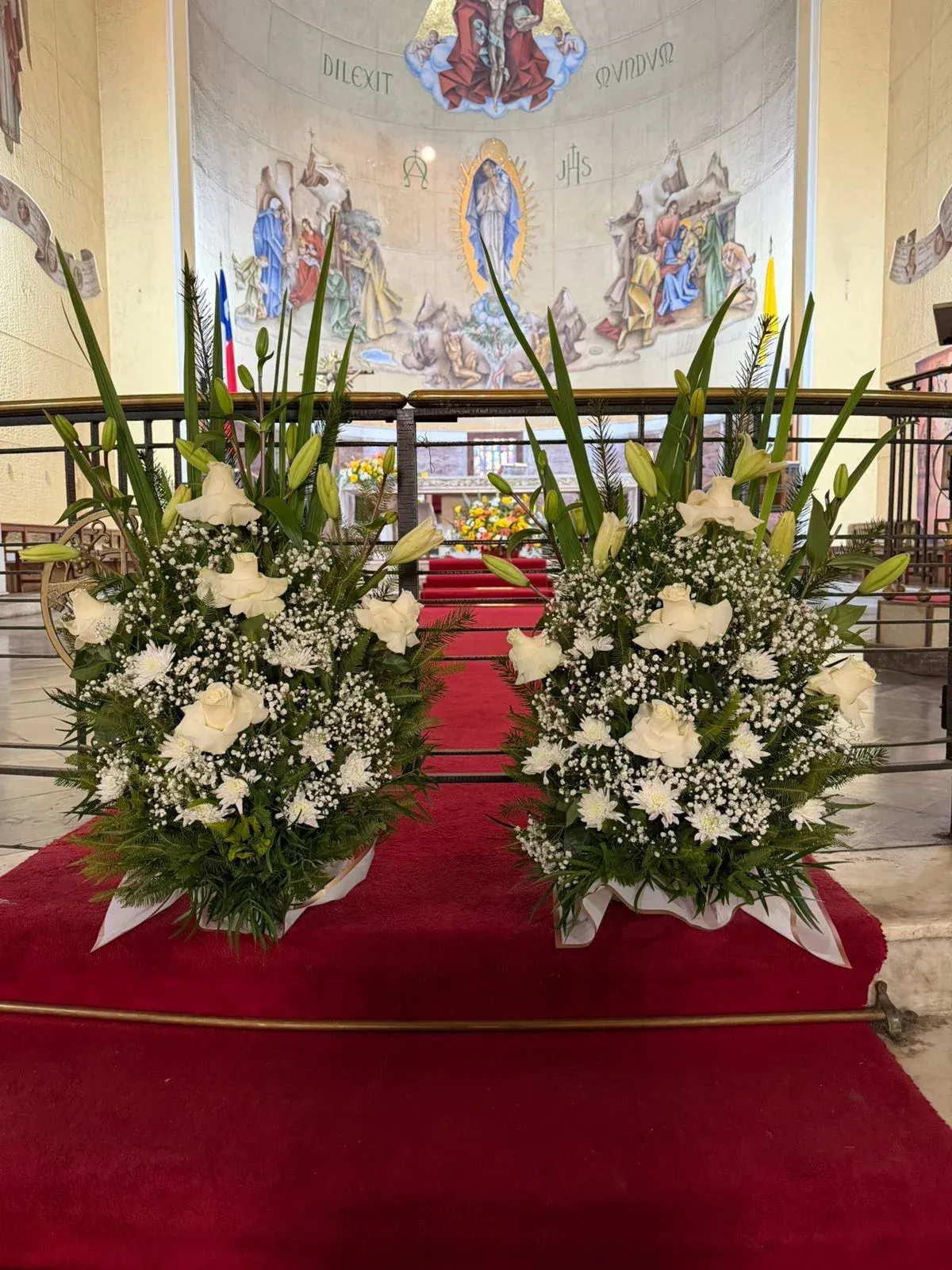 Conjunto de dos arreglos florales blancos para ceremonia