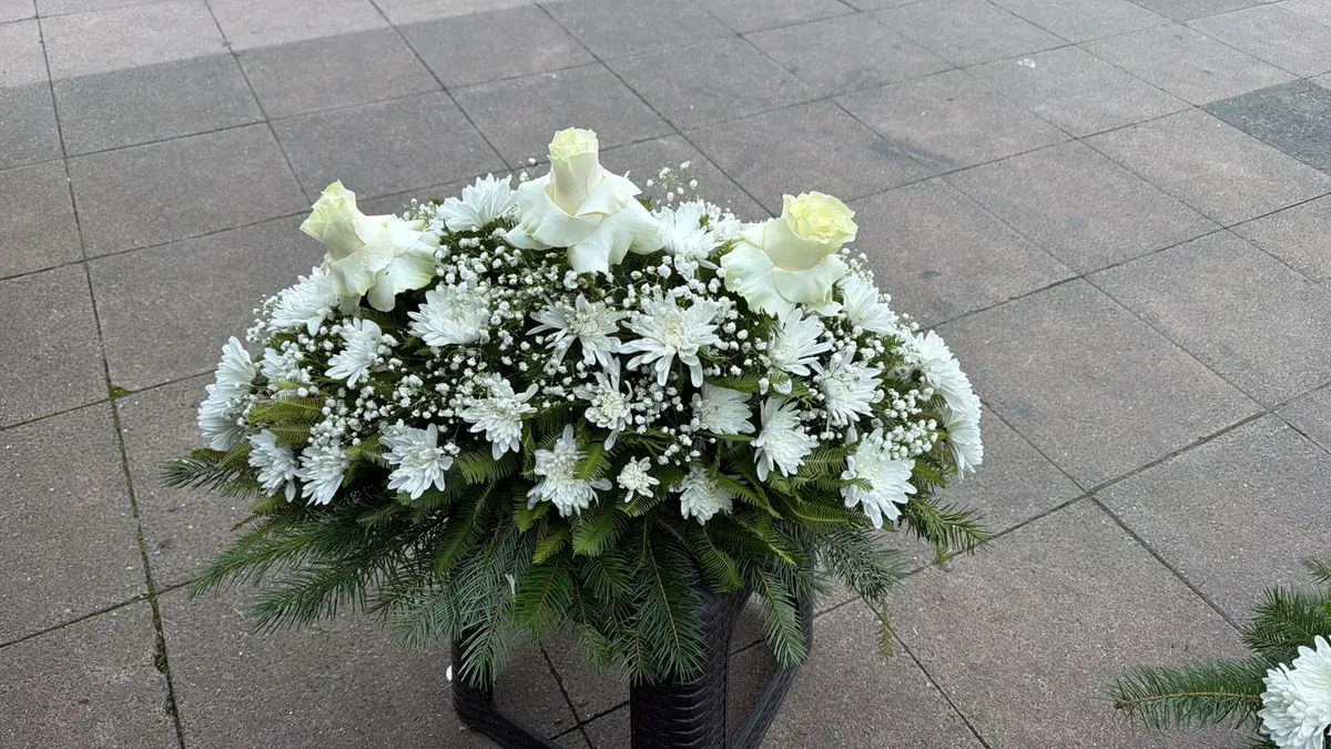 Cubre urna Bronce con flores blancas y follaje verde