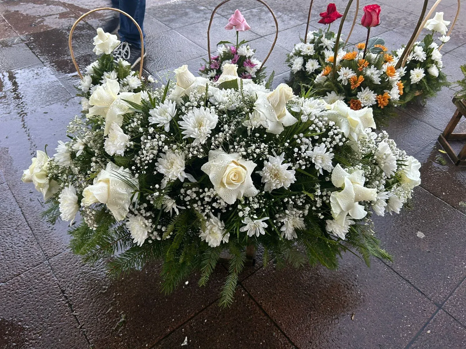 Cubre urna Gold con rosas blancas, crisantemos y abundante follaje