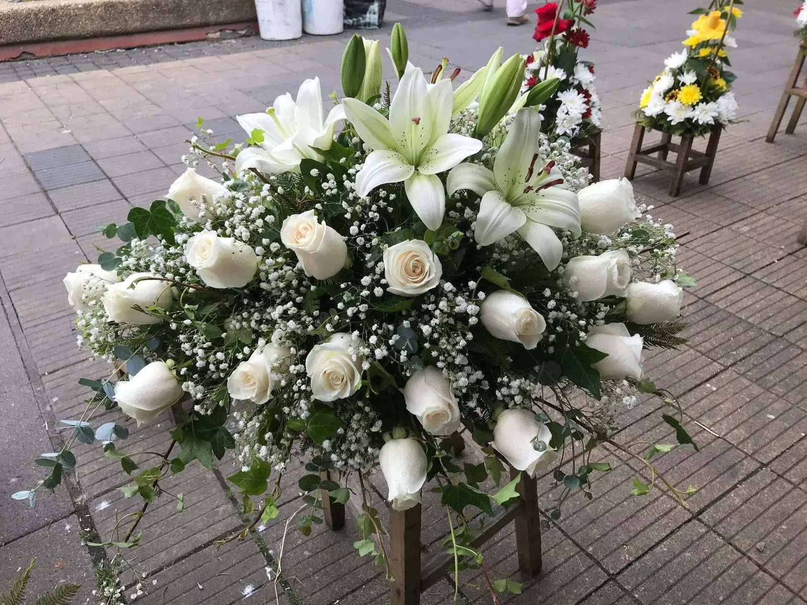Cubre urna Premium de rosas y lirios blancos