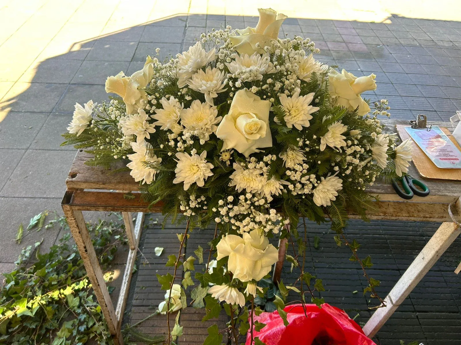Cubre urna Silver con rosas blancas y follaje verde