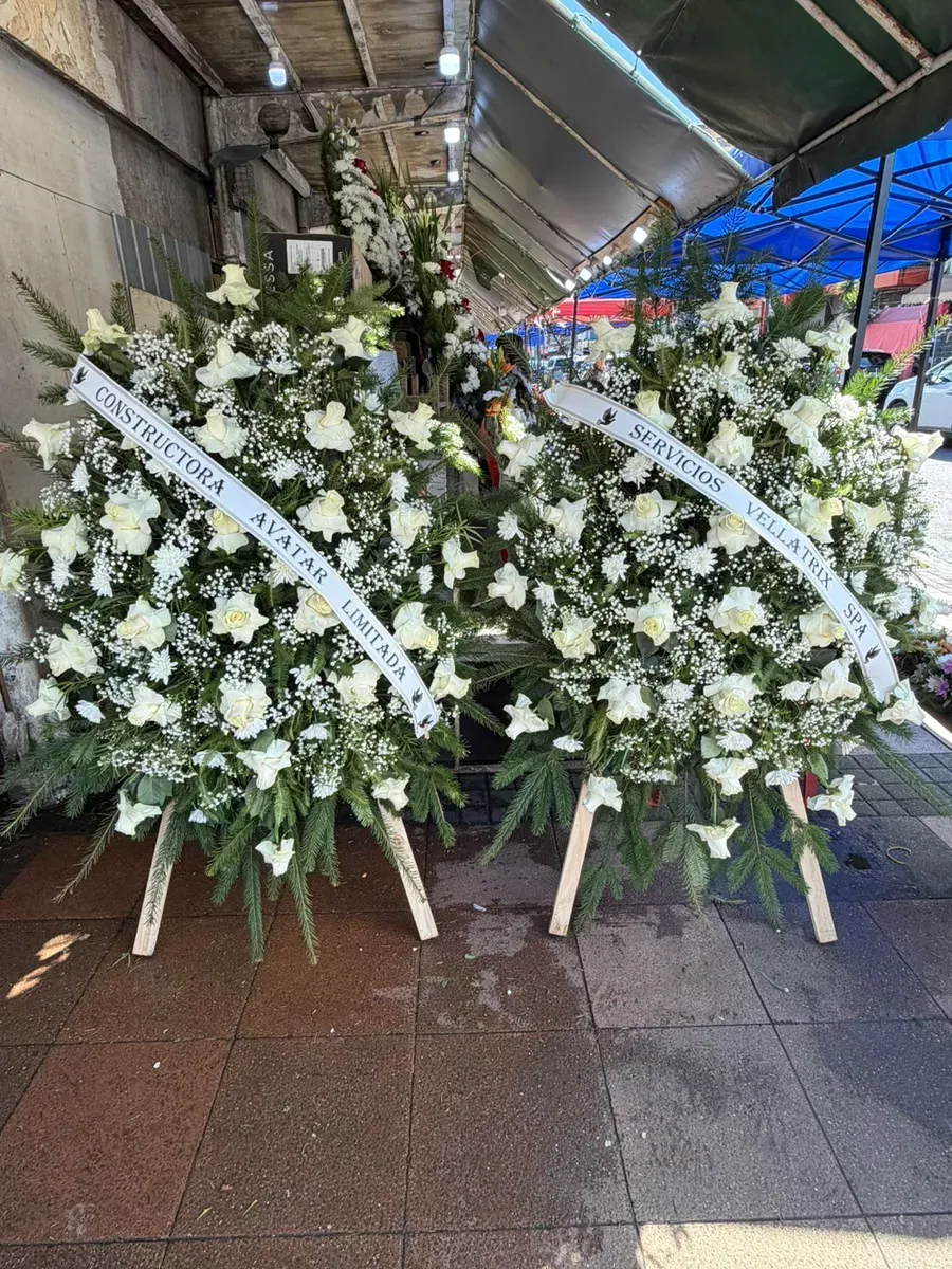 Dúo de atriles florales Premium con flores blancas