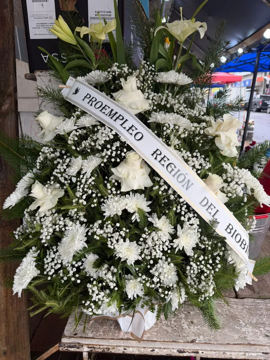 Pie de urna Bronce de flores blancas con cinta personalizada