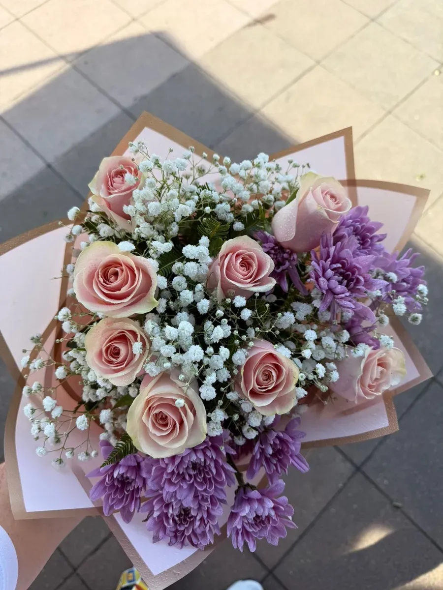 Ramo floral variado con rosas, crisantemos y flores violetas