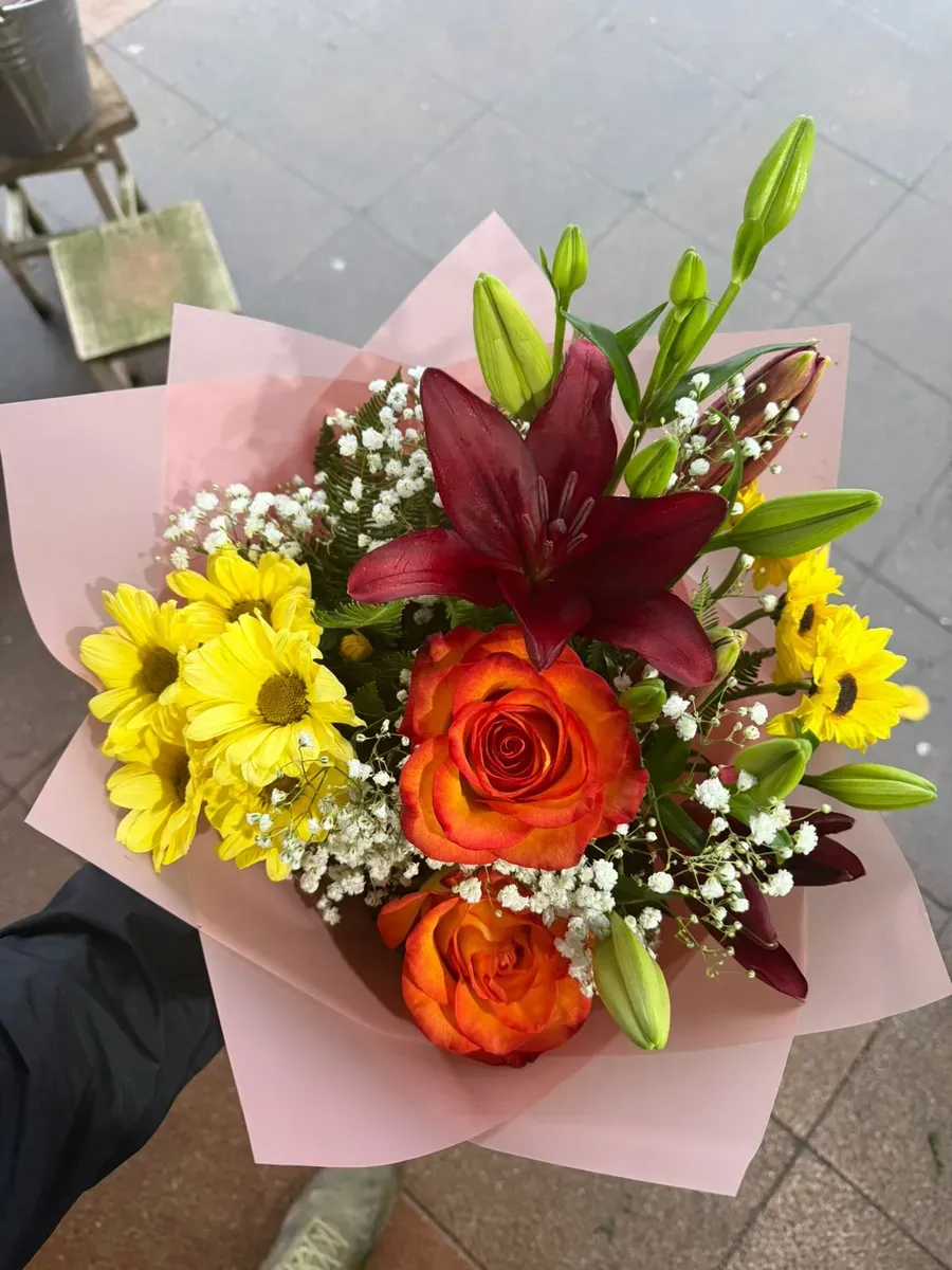 Ramo primaveral con lirios, gerberas y flores amarillas