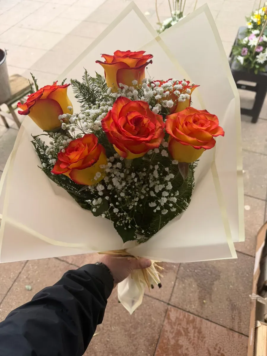 Ramo de rosas bicolor naranjas y amarillas con gypsophila