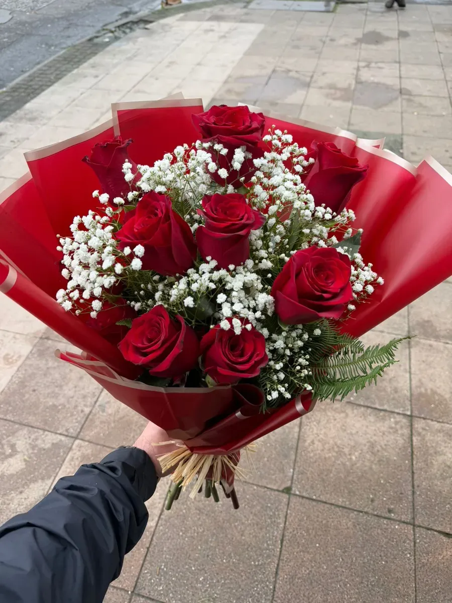 Ramo Gold de rosas rojas con gypsophila y envoltorio rojo