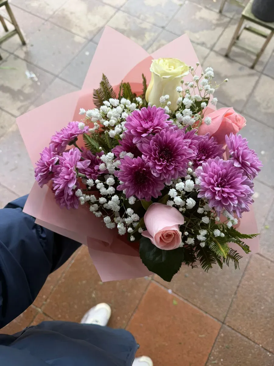 Ramo con una rosa rosada, crisantemos violetas y gypsophila